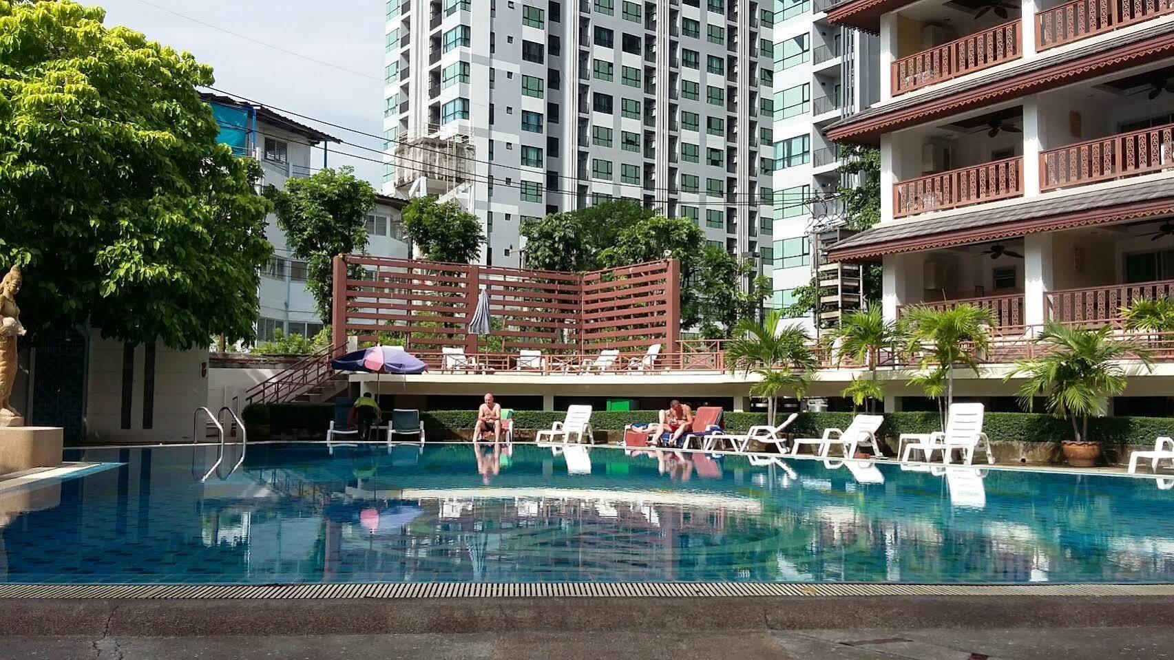 Boss Suites Pattaya Extérieur photo